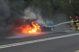Auto in brand op provinciale weg in Purmerend