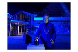 Burgemeester Karen Heerschop ontsteekt blauwe verlichting gemeentehuis Beemster vanwege 75 jaar VN