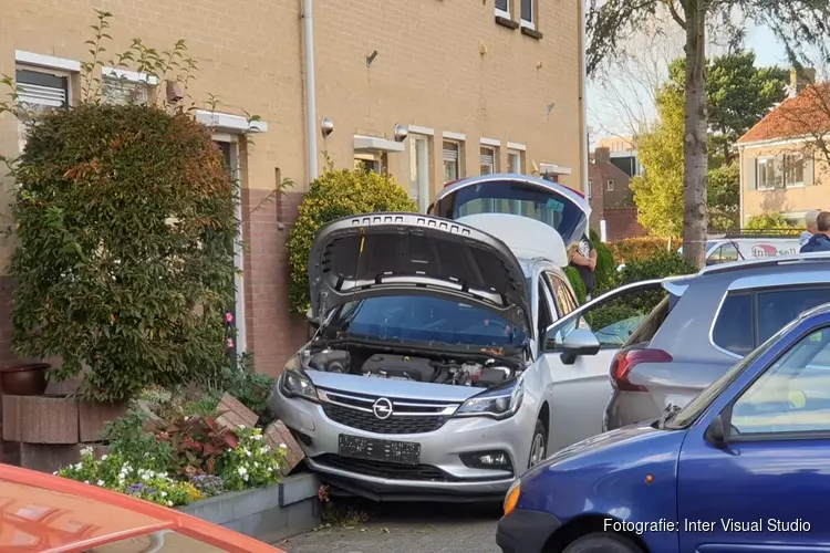 Automobilist rijdt door voortuintjes bij ongeval