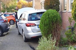 Automobilist rijdt door voortuintjes bij ongeval