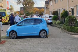 Automobilist rijdt door voortuintjes bij ongeval