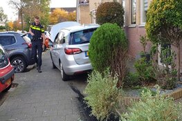 Automobilist rijdt door voortuintjes bij ongeval
