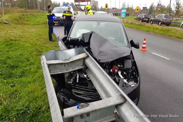Auto tegen vangrail in Purmerend