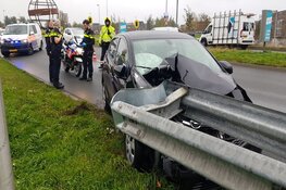 Auto tegen vangrail in Purmerend