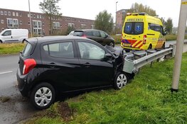 Auto tegen vangrail in Purmerend