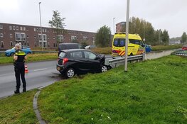 Auto tegen vangrail in Purmerend