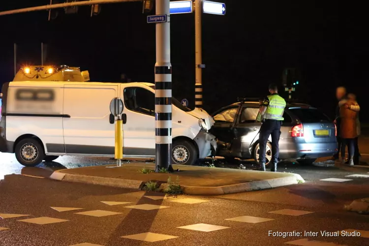 Busje knalt op auto in Purmerend