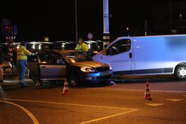 Busje knalt op auto in Purmerend