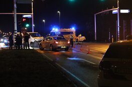 Busje knalt op auto in Purmerend