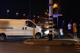 Busje knalt op auto in Purmerend