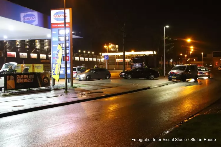 Agenten in kogelwerende vesten houden twee personen aan bij tankstation Purmerend