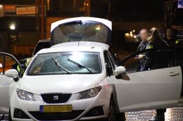 Agenten in kogelwerende vesten houden twee personen aan bij tankstation Purmerend