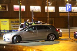 Agenten in kogelwerende vesten houden twee personen aan bij tankstation Purmerend