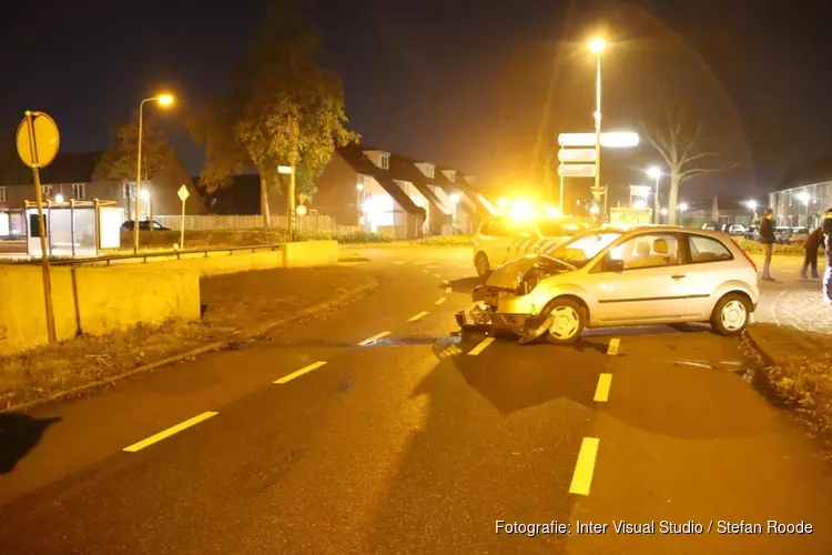 Inzittenden auto vluchten na botsing