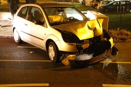 Inzittenden auto vluchten na botsing