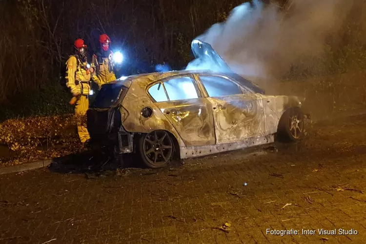 Auto compleet verwoest door brand