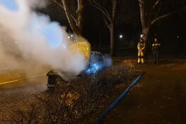 Auto compleet verwoest door brand