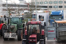 Boeren blokkeren distributiecentrum Albert Heijn in Zaandam