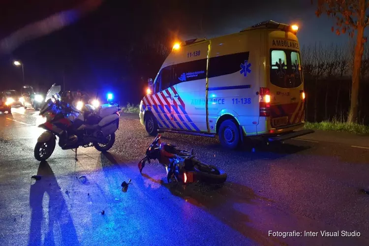 Zwaargewonde bij botsing met crossbrommer in Middenbeemster
