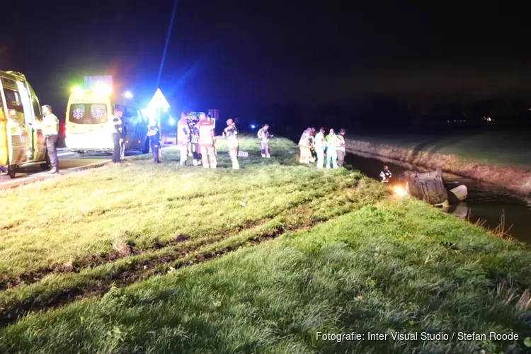 Twee auto&#39;s te water in Middenbeemster