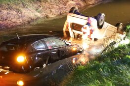 Twee auto's te water in Middenbeemster