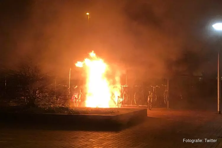 Scooter en twee fietsen uitgebrand bij station Weidevenne