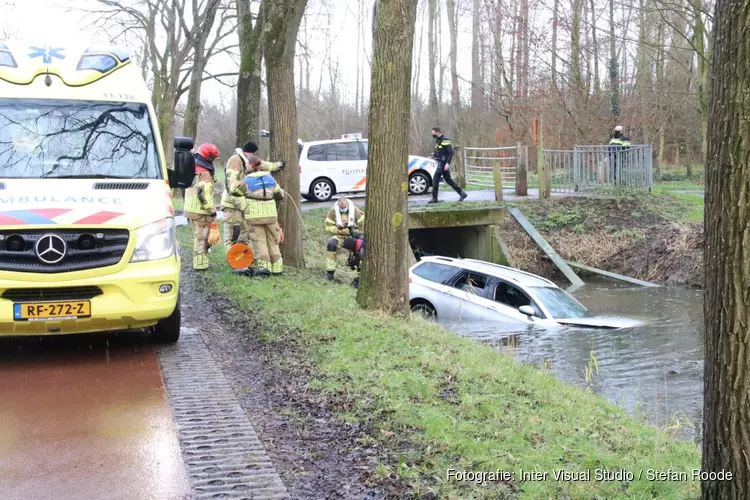 Auto te water gereden in Purmerend