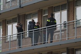 Agenten in kogelwerende vesten bij woning in Purmerend