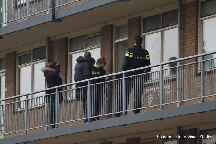 Agenten in kogelwerende vesten bij woning in Purmerend