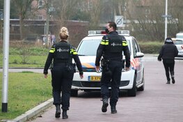 Agenten in kogelwerende vesten bij woning in Purmerend