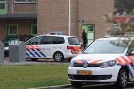 Agenten in kogelwerende vesten bij woning in Purmerend