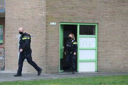 Agenten in kogelwerende vesten bij woning in Purmerend