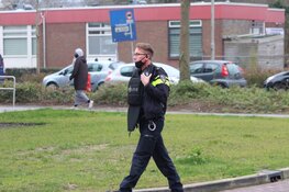 Agenten in kogelwerende vesten bij woning in Purmerend