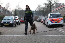 Agenten in kogelwerende vesten bij woning in Purmerend