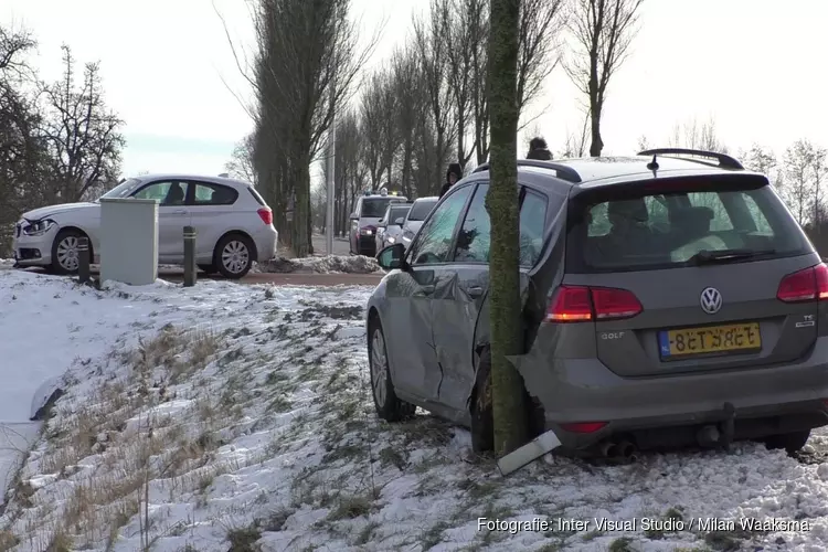 Botsing in Middenbeemster: twee auto&#39;s geborgen