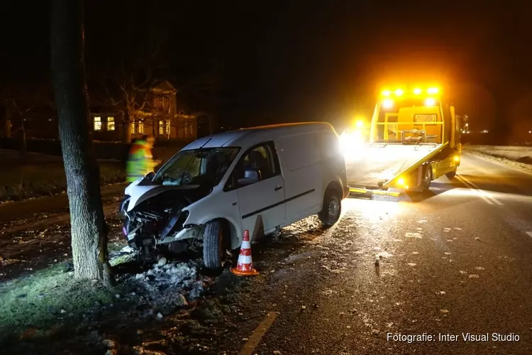 Auto tegen boom in Noordbeemster