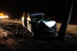 Auto tegen boom in Noordbeemster