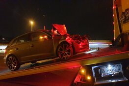 Auto knalt achterop vrachtwagen op A7