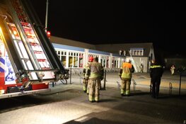 Vuurwerk op dak van basisschool