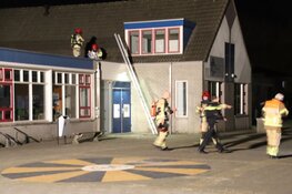 Vuurwerk op dak van basisschool