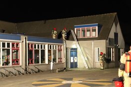 Vuurwerk op dak van basisschool