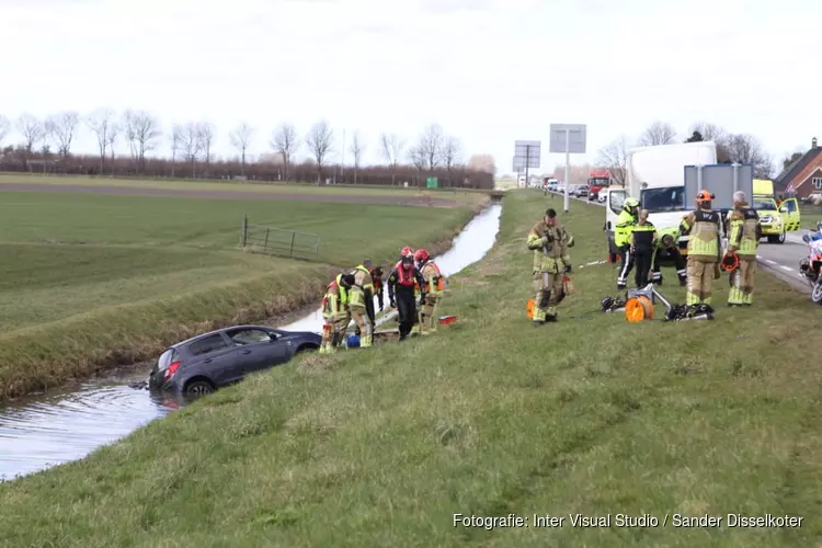 Auto te water langs N244: bestuurder naar ziekenhuis