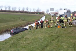 Auto te water langs N244: bestuurder naar ziekenhuis