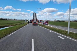Auto te water langs N244: bestuurder naar ziekenhuis
