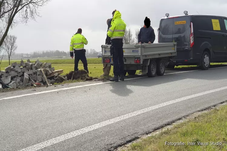 Aanhanger met stenen kantelt in Middenbeemster