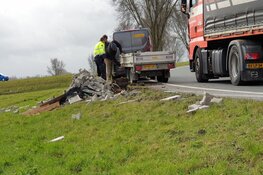 Aanhanger met stenen kantelt in Middenbeemster