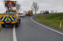 Aanhanger met stenen kantelt in Middenbeemster