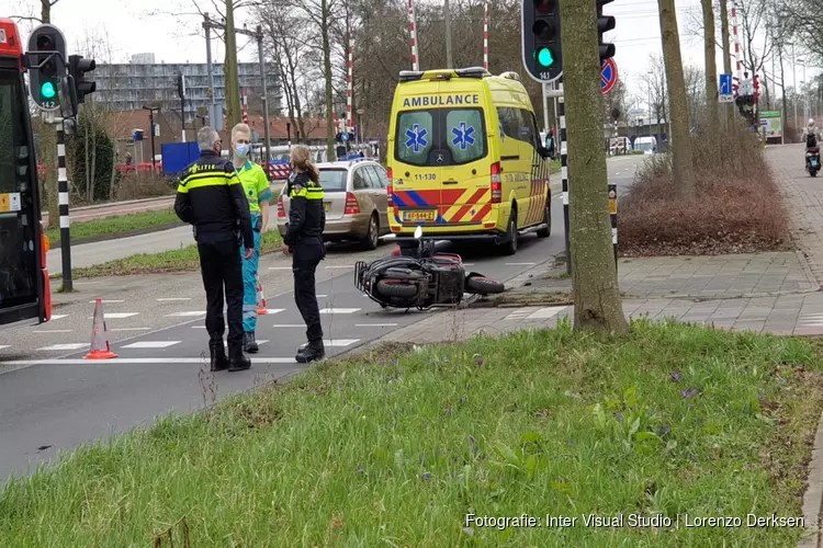 Scooterrijdster aangereden: automobilist vlucht