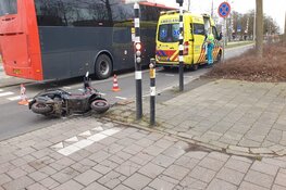 Scooterrijdster aangereden: automobilist vlucht