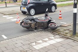 Scooterrijdster aangereden: automobilist vlucht